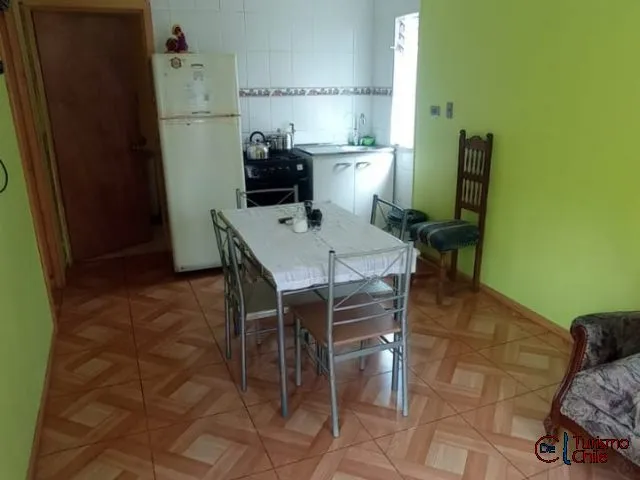 Cocina equipada con comedor y refrigerador en cabaña El Manzanito