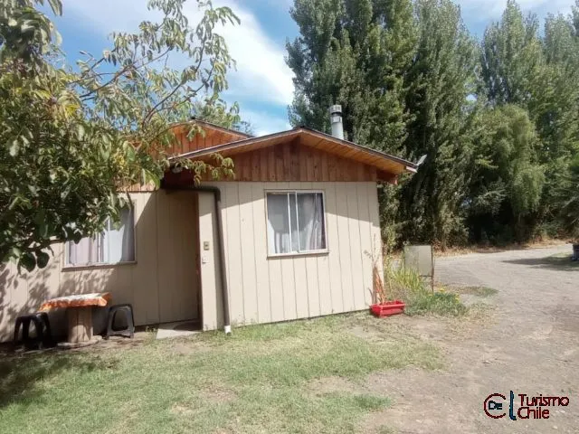 Cabaña rústica de madera de El Manzanito con jardín verde