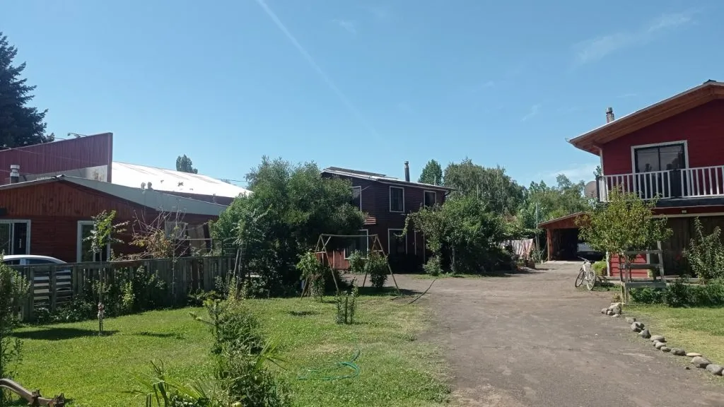 Vista del conjunto de Cabañas La Ita con jardín y área común en Salto del Laja