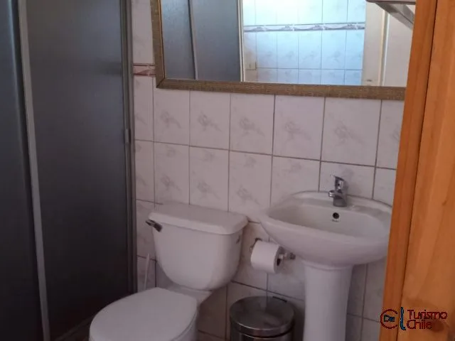 Baño completo con ducha independiente y lavamanos en Cabañas La Ita