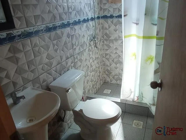 Baño completo con ducha, lavamanos y WC en cabaña de Las Violetas