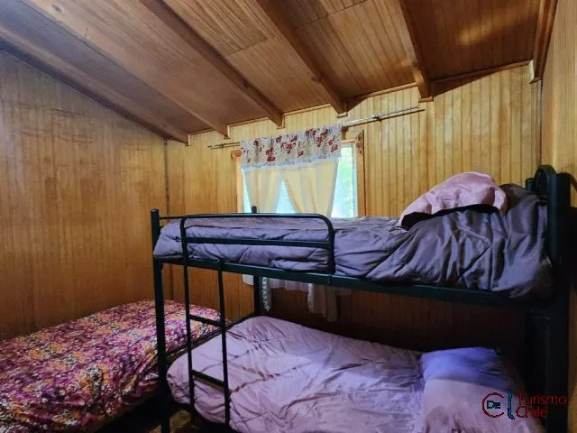 Dormitorio con camarote para niños en cabaña familiar de Las Violetas