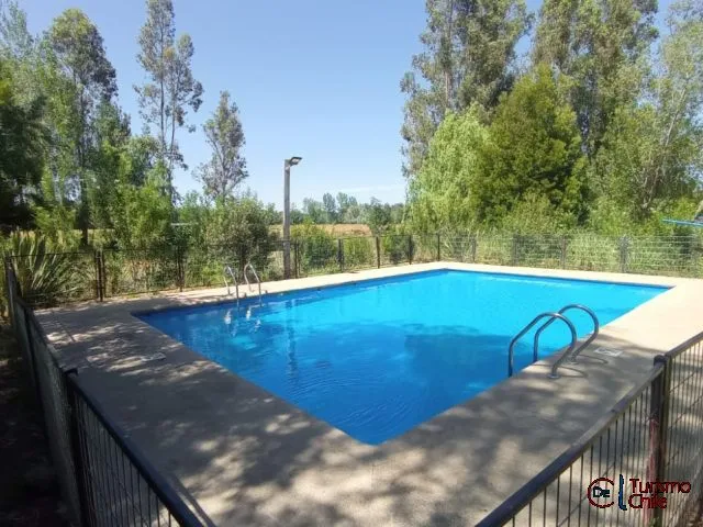 Piscina de uso común con agua azul cristalina en Cabañas Las Violetas