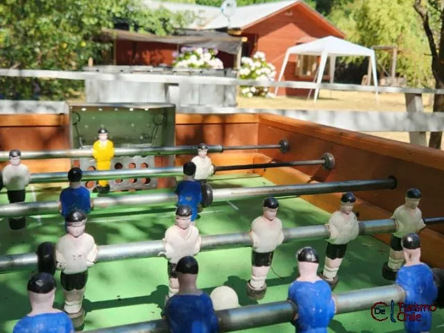 Mesa de metegol en el área recreativa exterior de Cabañas Las Violetas