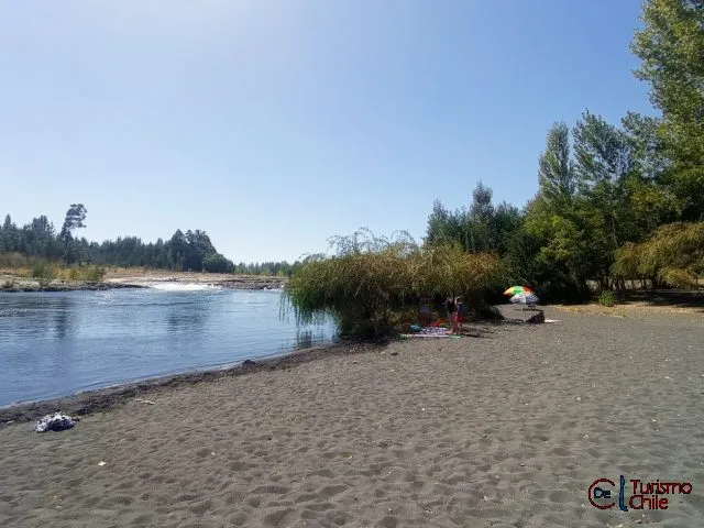 Panorámica del río Laja con rápidos y bosque nativo en Saltos del Laja
