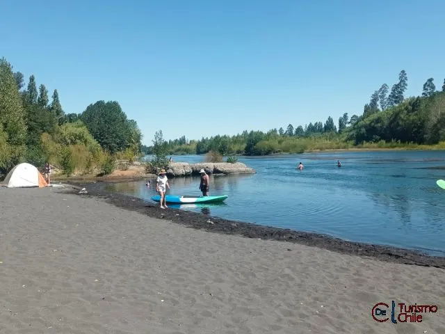 Área de picnic techada con mesas y lavaderos en Camping Los Lagos