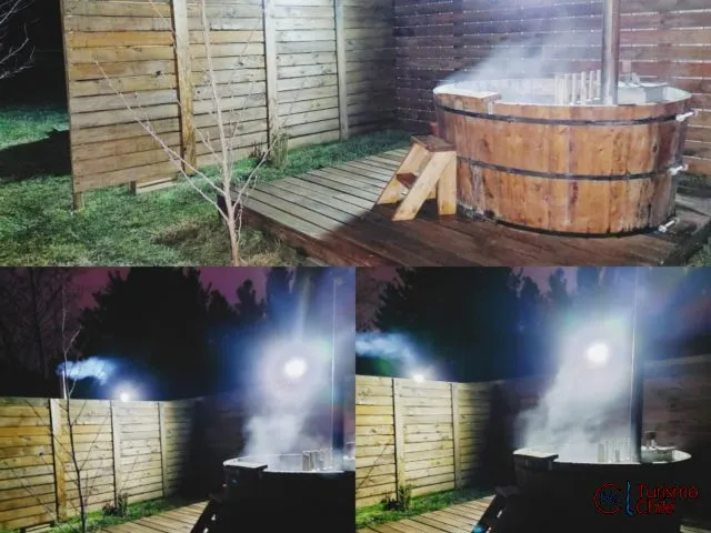 Tinaja de madera con vapor en el Camping El Paraíso de noche