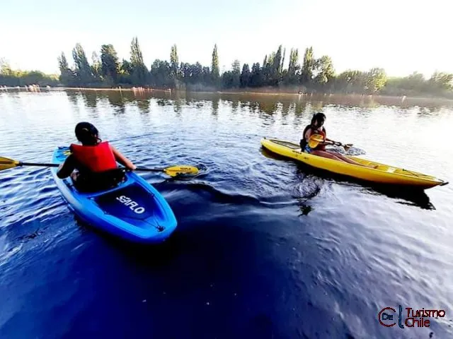 Kayak en el río Laja frente al Camping El Paraíso