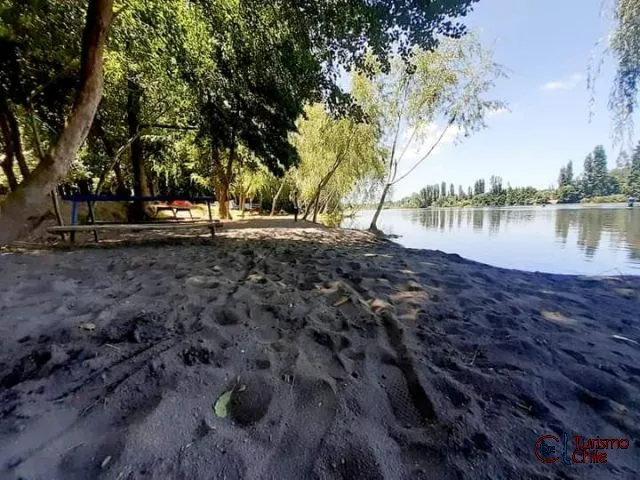 Atardecer dorado sobre el río Laja, Camping El Paraíso