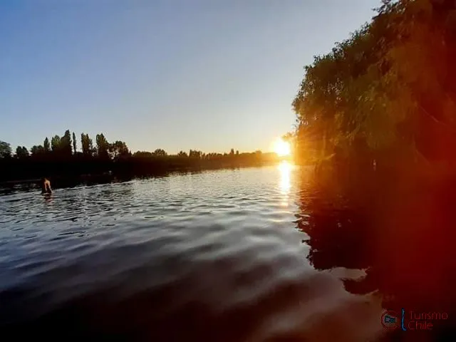Tinaja de madera y área de relax del Camping El Paraíso