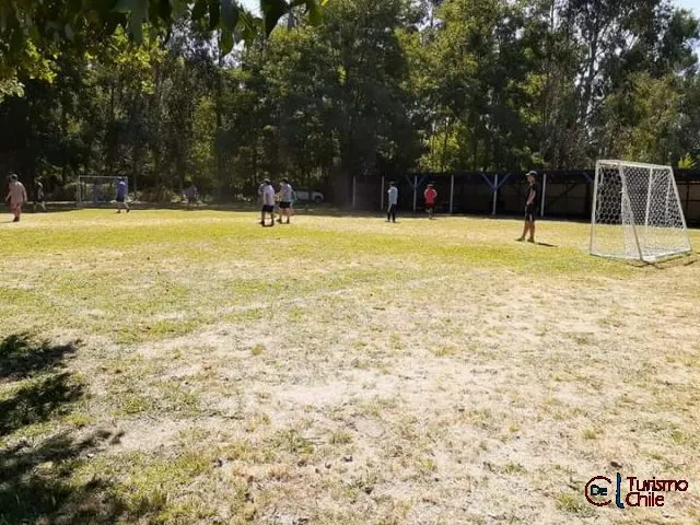 Cancha de fútbol del Camping El Paraíso con jugadores