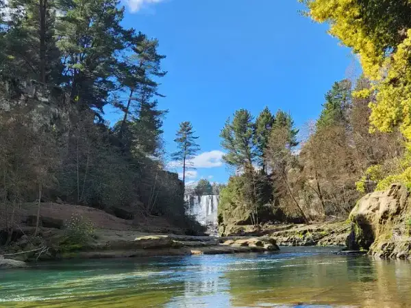 Sendero junto al río en el Parque Natural La Cantera, Saltos del Laja